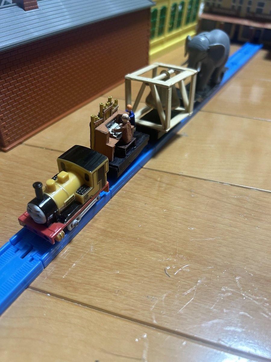 gogothomas123's tweet photo. やかましい列車　🎹🔔🐘 https://t.co/kSJdYJLWEX