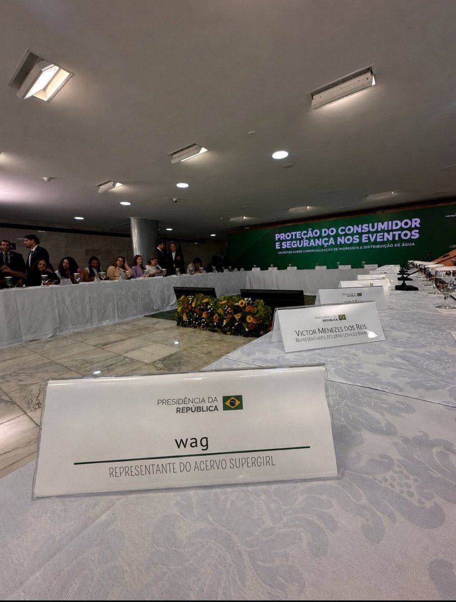 acervsupergirl's tweet photo. acervo supergirl fazendo história! 

📍Palácio do Planalto, Brasília - DF. https://t.co/IsjyJSnKHW