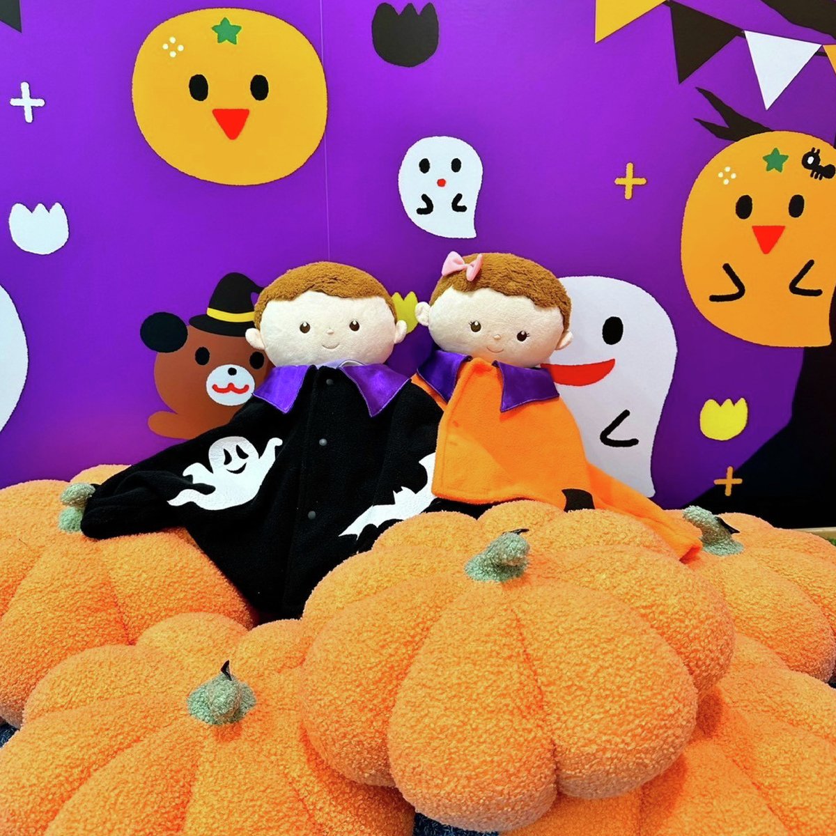 shimaguruland's tweet photo. 🎃HALLOWEEN開催🎃

9月1日から10月31日まで、 しまぐるランドで『HALLOWEEN』を開催🎉

あっちこっちにかぼちゃがいっぱい🎃✨ 
ケープやパンツでかぼちゃに��身🧡

はじめての仮装姿のお写真を撮ってみてね📷

🍭トリックオアトリート🍭

ぜひ遊びに来てね♪

#しまぐるランド #ハロウィン https://t.co/7KHGqfy2ef