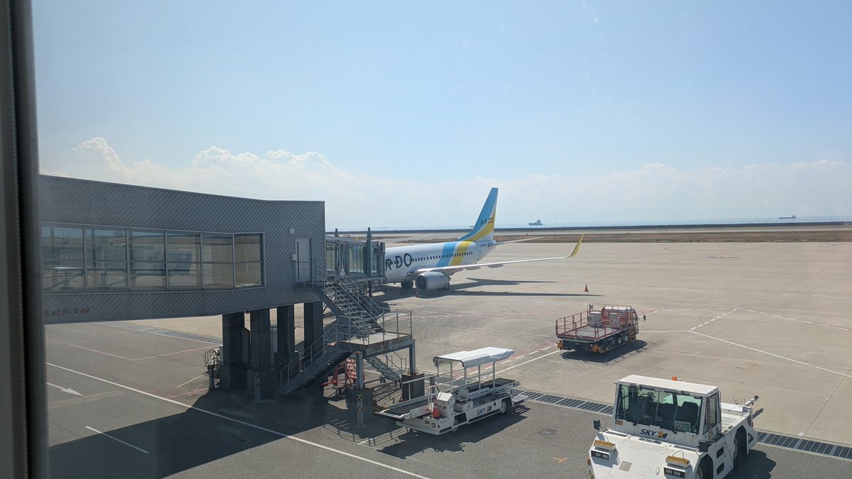 tsunakish's tweet photo. おととい受験した電験二種の結果が思わしくなかったので、ちょっと癒し旅に出ます。
AirDoに乗って北海道に行くのは初めて。
ポートライナーから見た港の景色が美しかった🤩 https://t.co/uHbumOugCo
