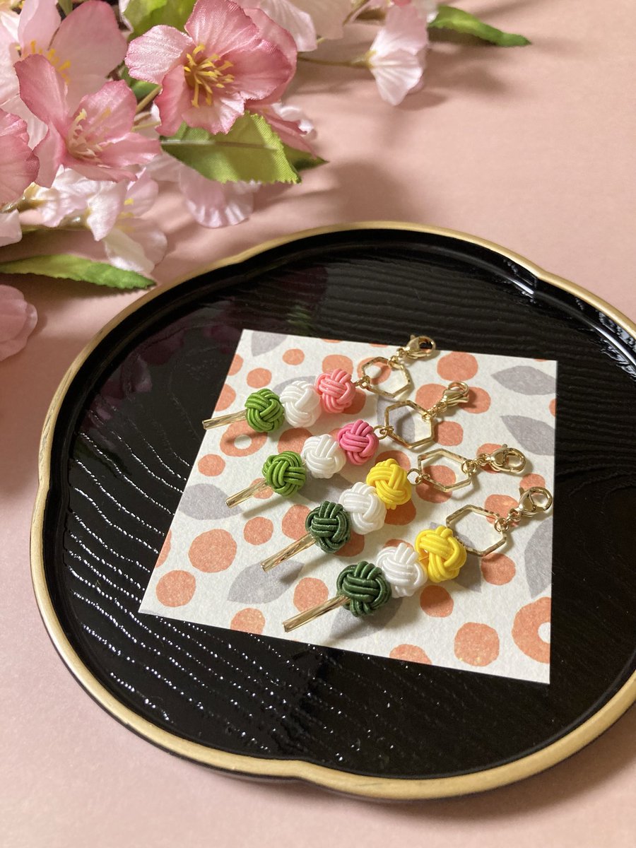 HandmadeMi35154's tweet photo. #こねて生まれたもの 
#365DIYtheme
水引で作った三色団子チャーム🍡
小さいながら存在感のある作品です！
こねてはいませんが、企画するにあたって頭はこねました🌟

パーツ選びに苦労にした思い出があります…

minne🛒 https://t.co/H8eWbOjbKz https://t.co/xvQwIfqCKE