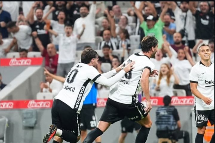 dilay623243's tweet photo. Şu fotoğraf herşeyin özetidir abi #BJKvÇFK #vlahoviç #trossard #orkun https://t.co/Qhnd4FrnGv