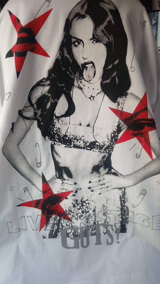 ceciihsq's tweet photo. Aniversário legal ganhei uma blusa da olivia https://t.co/zDHJ9J6q70
