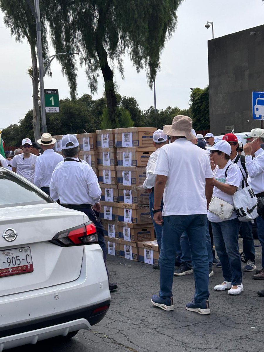jubiladosPemex's tweet photo. México ya habló. Y lo hizo con fuerza. 

Hoy llevamos hasta la Cámara de Diputados los resultados de la Consulta Nacional México por la Justicia y los Derechos: en apenas una semana se reunieron más de 200 mil votos y el 98% se pronunció por el respeto a los derechos adquiridos.

Pero detrás de las cifras hay algo todavía más importante: unidad, organización y una voz nacional que ya no puede ser ignorada.

La Alianza Nacional de Jubilados demostró lo que podemos lograr cuando caminamos juntos. Ahora corresponde al Congreso escuchar.

Antes de votar, escuchen a los jubilados.

#ConsultaNacionalJubilados #EscucharAntesDeReformar #MéxicoYaHabló #DerechosAdquiridos #CertezaJurídica #MiPensiónEsGanada