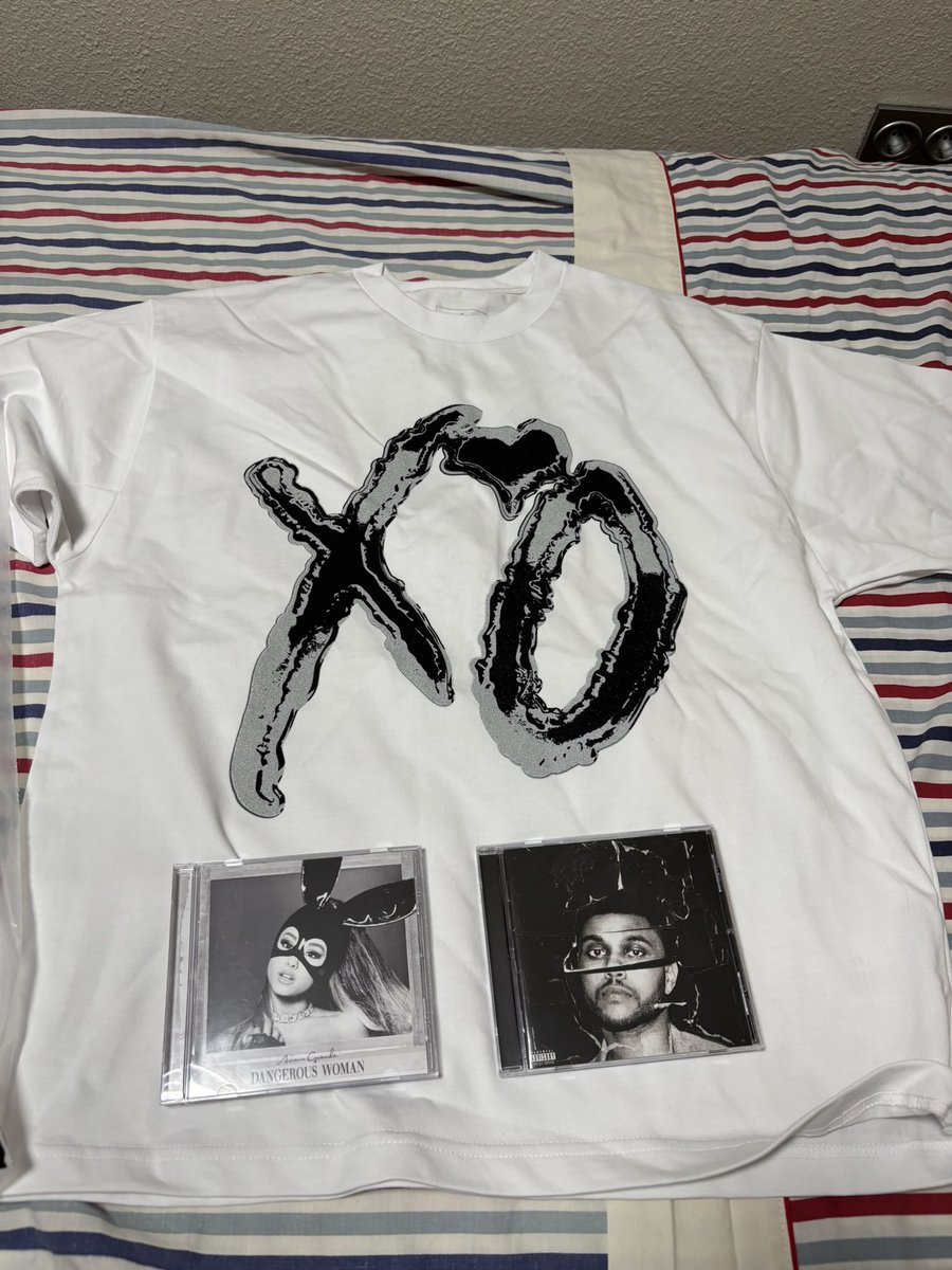 Caarloss_t's tweet photo. Me quería llevar 5 discos más del Fnac y una sudadera del After Hours til Dawn tour, pero es que me habría quedado sin poder comer :) https://t.co/3CxALkNwfL