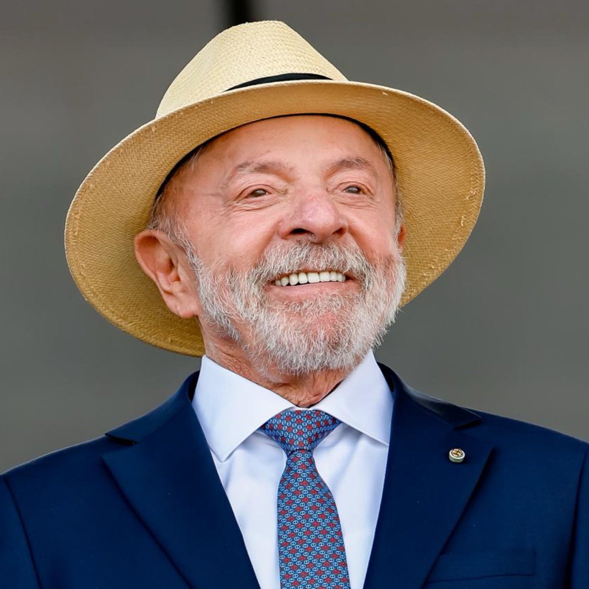 centralreality's tweet photo. 🚨AGORA É REGRA: Lula assina decreto que obriga grandes eventos no Brasil a oferecerem água potável gratuita ao público!

Para eventos com mais de 1000 pessoas, além de permitir a entrada de garrafas pessoais, deverá disponibilizar bebedouros ou distribuir gratuitamente recipientes com água.