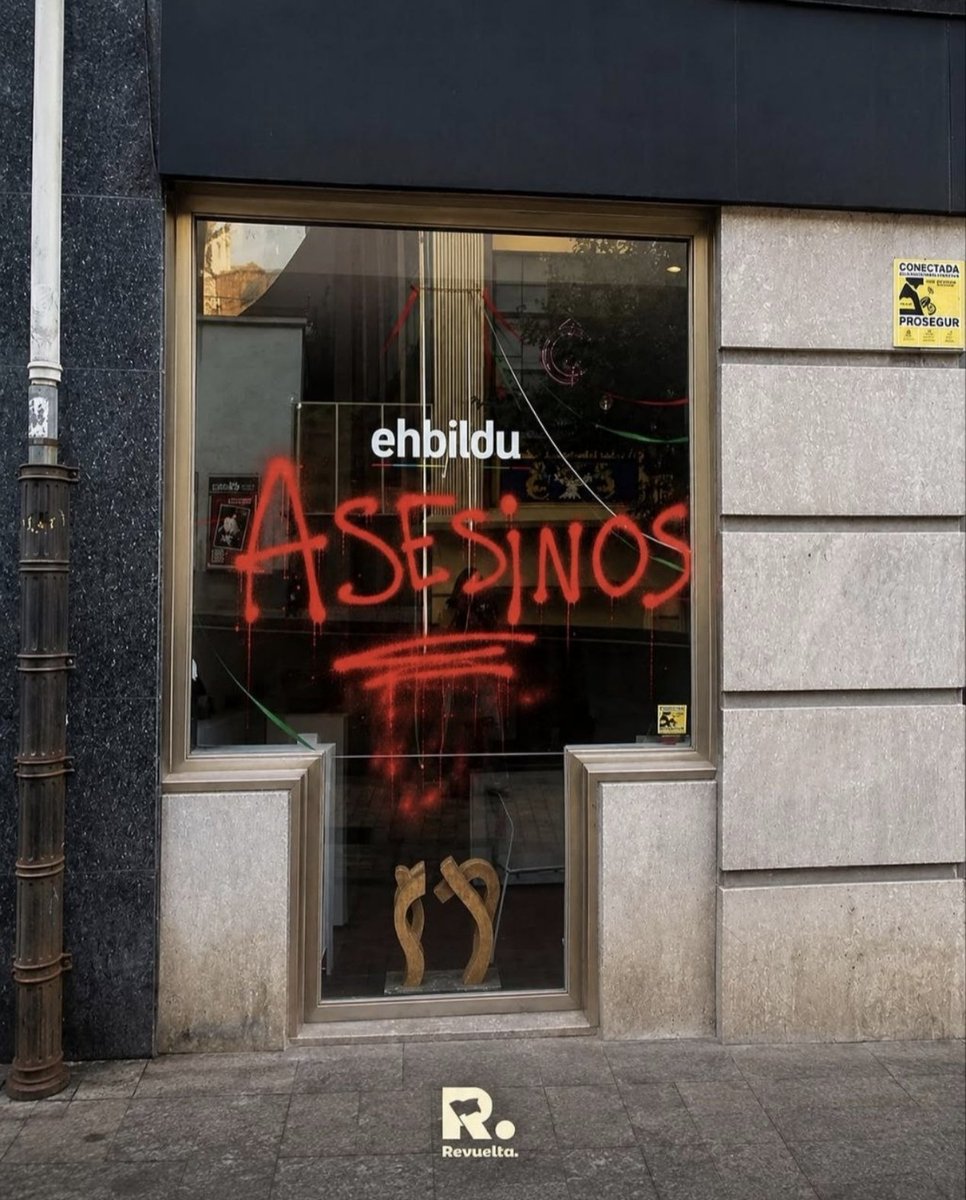 Jucil_Vizcaya's tweet photo. Baracaldo (Vascongadas).
Hoy no es un acuartelamiento de la Guardia Civil amenazado con pintadas de "Alde Hemendik", ni una parada de autobús con una diana y la palabra "ZIPAIOS", ni tampoco una pancarta de ETXERA en plenas fiestas patronales.
#NiolvidoNiPerdon #ETAAsesina https://t.co/ilmjCWHq3e