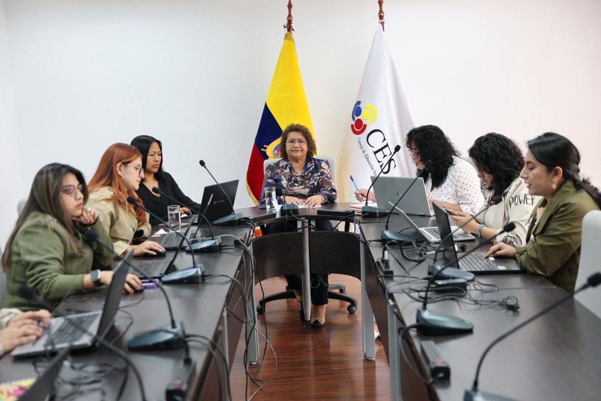 ces_ec's tweet photo. #SesionesCES | Ángela Calderón presidió la Vigésima Novena Sesión Ordinaria de la Comisión Permanente de Institutos y Conservatorios Superiores del CES. Se analizaron informes orientados al fortalecimiento de la educación técnica y tecnológica.

➡️ En la sesión se recomendó la aprobación de nuevas carreras y la autorización para el registro de ajustes curriculares sustantivos en varias instituciones de educación superior.

➡️ Se contó con la participación de Silvia Ordóñez, delegada del Ministerio de Desarrollo Económico y Productivo y Segundo Farías, delegado del Ministerio de @Educacion_Ec.