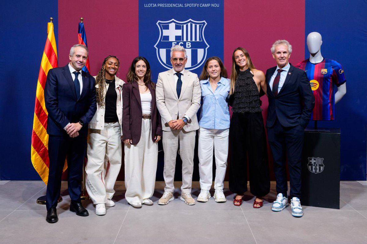 FCBarcelona_es's tweet photo. El @FCBfemeni disfrutando del partido en el Spotify Camp Nou 💙❤️ https://t.co/58jNISxFuu