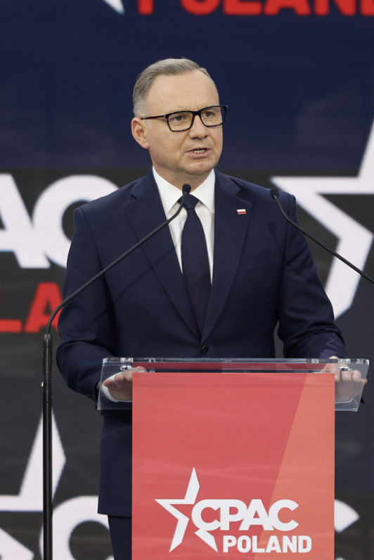okiemtomkaw's tweet photo. Andrzej Duda, u którego nastąpiło dziwne wzmożenie na X, ma mocno udokumentowane związki z otoczeniem Zondacrypto:
🔥 po zakończeniu "prezydentury" wszedł do rady nadzorczej ZEN. Firmy, która przez kilka lat obsługiwała wpłaty i wypłaty klientów Zondacrypto (do kwietnia 2026). Wystąpił na konferencji CPAC w Jasionce, której głównym sponsorem była...Zondacrypto. 
🔥 był blisko związany z Radosławem Piesiewiczem, którego PKOl rekomendował go do Międzynarodowego Komitetu Olimpijskiego (bezskutecznie). Później kierowany przez Piesiewicza PKOl zawarł ogromną umowę sponsorską z Zondacrypto.
Najważniejsze pytanie brzmi: co Duda wiedział (wie), o współpracy z Zondacrypto, kiedy się o tym dowiedział i czy i w jaki sposób, jako członek rady nadzorczej, reagował na sygnały ostrzegawcze?