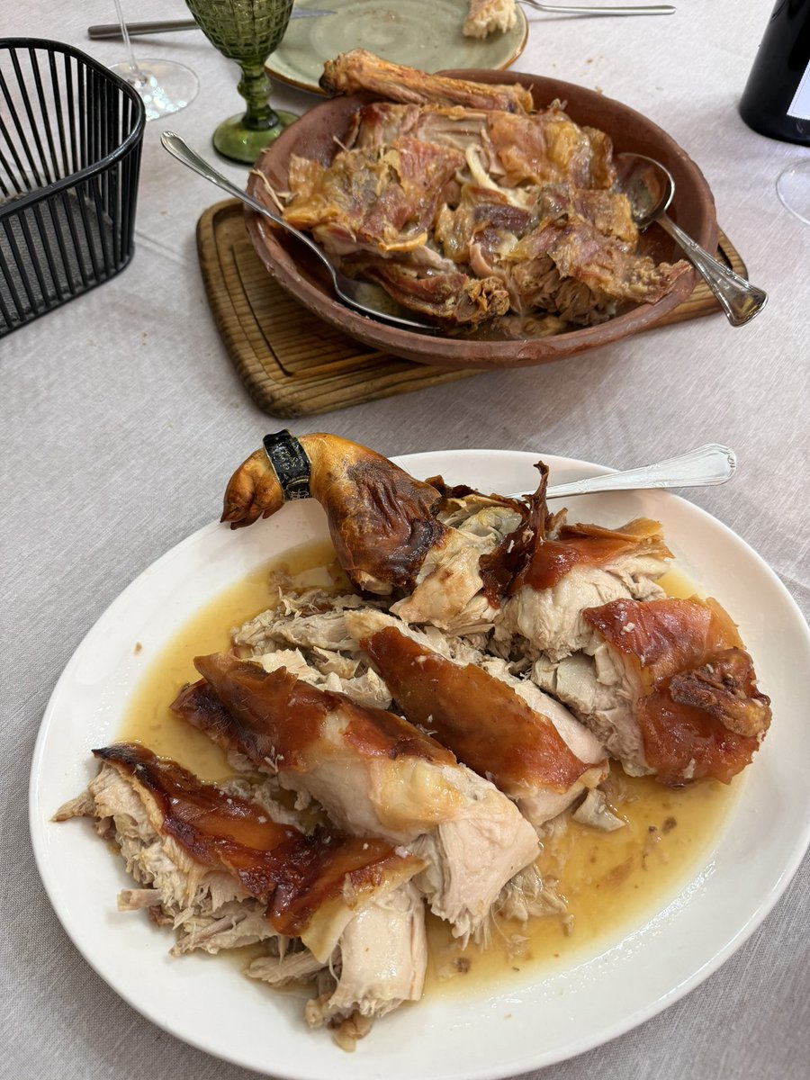 harscko's tweet photo. Extraordinario fin de vacaciones en @LasEsparteras. Aún no nos decidimos si ha ganado el cochinillo o el lechazo, ambos merecen la visita. Atención espectacular y carta de vinos DE LOCOS! Comparando un par de 2015, con nota Carmen del malogrado Benjamin. Volveremos más y mejor! https://t.co/j38OvWNsmL