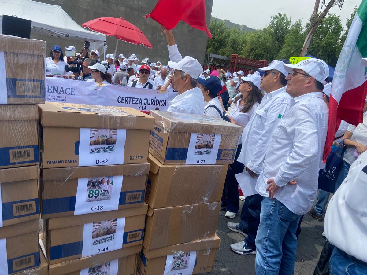 jubiladosPemex's tweet photo. México ya habló. Y lo hizo con fuerza. 

Hoy llevamos hasta la Cámara de Diputados los resultados de la Consulta Nacional México por la Justicia y los Derechos: en apenas una semana se reunieron más de 200 mil votos y el 98% se pronunció por el respeto a los derechos adquiridos.

Pero detrás de las cifras hay algo todavía más importante: unidad, organización y una voz nacional que ya no puede ser ignorada.

La Alianza Nacional de Jubilados demostró lo que podemos lograr cuando caminamos juntos. Ahora corresponde al Congreso escuchar.

Antes de votar, escuchen a los jubilados.

#ConsultaNacionalJubilados #EscucharAntesDeReformar #MéxicoYaHabló #DerechosAdquiridos #CertezaJurídica #MiPensiónEsGanada