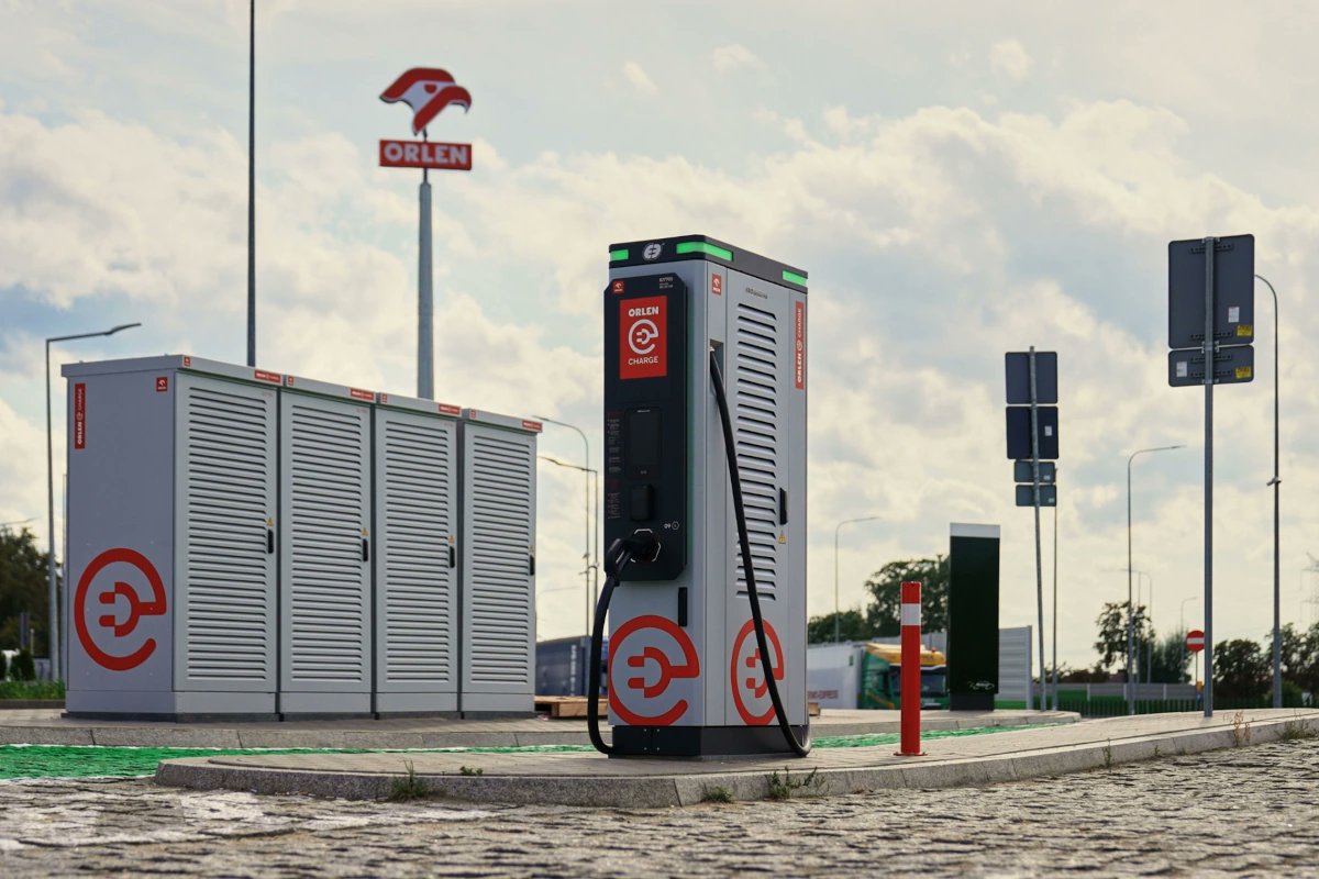 petrol24_pl's tweet photo. ORLEN uruchamia pierwsze ładowarki MCS w Polsce. Ładowanie ciężarówek z mocą do 1,5 MW

https://t.co/hQgX89Pt8b

@GrupaORLEN #ŁadowanieEV #ŁadowarkiMCS #CiężarówkiElektryczne #TransportElektryczny #Elektromobilność #EV https://t.co/tZZIJ2Rn9z