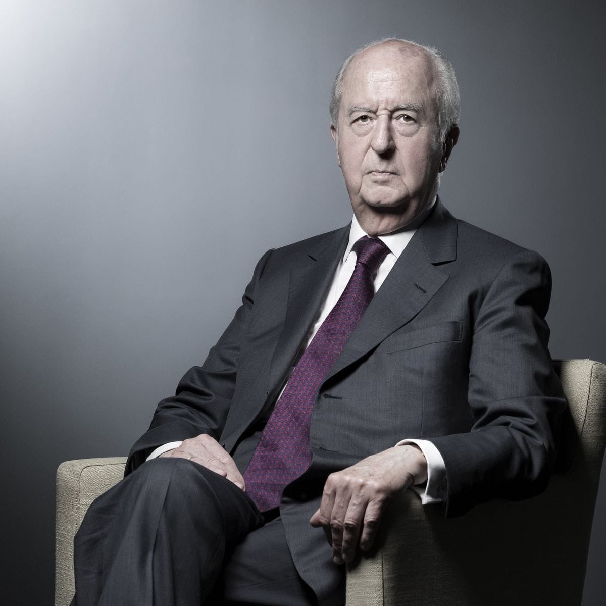 Villepin's tweet photo. Grand serviteur de la République, fidèle à une certaine idée de la France, Édouard Balladur appartenait à une génération pour laquelle la politique demeurait d’abord un service.

Enfant de Smyrne, arrivé à Marseille avec sa famille en 1935, il y découvrit la France et fit au lycée Thiers l’apprentissage de la République, sur les bancs qu’avaient occupés Marcel Pagnol et Albert Cohen quelques décennies plus tôt.

Entré au service de Georges Pompidou en 1964, il l’accompagna jusqu’à l’Élysée, dont il fut le secrétaire général dans les derniers mois de la présidence. Ministre d’État, ministre de l’Économie, des Finances et de la Privatisation de 1986 à 1988, puis Premier ministre de François Mitterrand de 1993 à 1995, il traversa les deux cohabitations et sut y préserver la dignité des institutions et la continuité de l’État.

Il incarna cette appartenance française choisie et profondément vécue, qui honore notre pays plus sûrement que bien des discours.

Les combats d’hier appartiennent désormais à l’histoire. Reste l’essentiel : le souvenir d’un homme qui ne confondit jamais le pouvoir avec le bruit, ni la politique avec le spectacle.

Je salue avec respect sa mémoire et adresse à sa famille et à ses proches mes condoléances les plus sincères.

Dominique de Villepin

©️ Joël Saget / AFP