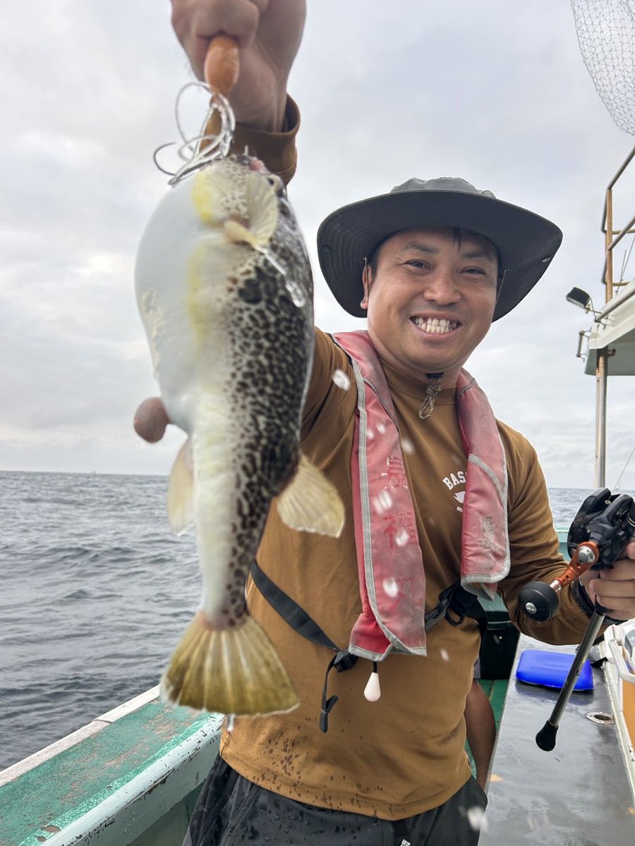 s10_12's tweet photo. 本日から千葉県大原港はヒラメ釣りとショウサイフグのカットウ釣りがスタートしました。
ショウサイフグはサイズが良い❗️😊
＃長福丸 https://t.co/mrTdlI5Eql