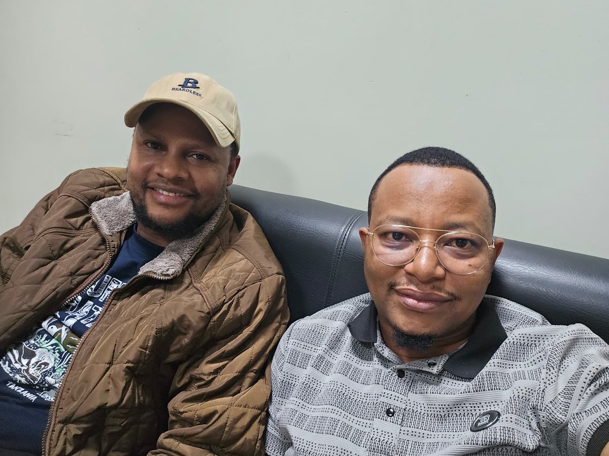 JamesMbowe4's tweet photo. Taarifa kwa Umma. 

Leo ndugu yetu @malisa_gj  alikuwa anarejea nyumbani kutokea Nchini Marekani, alikokuwa amekwenda kwa Program maalum ya wamarekani kupeleka viongozi vijana, nitaeleza kesho kwa kina

Malisa alishukia Nairobi na kisha kubook ndege nyingine ya Shirika la Flightlink iliyokuwa itue uwanja wa ndege wa kimataifa Kia majira ya saa Sita mchana.

Wafanyakazi wa uwanja wa ndege wa Jomo Kenyata airport wana mgomo ulioanza siku ya jana na mgomo bado unaendelea hali iliyopelekea mashirika ya ndege yanayotumia uwanja wa Kenya kufungwa kutokana na mgomo huo.
.
Sasa ndugu yangu alinipigia simu na kunielezea hali hiyo tukashauriana kwasababu Kenya siyo mbali nikamshauri kwasababu hatujui mgomo utakwisha lini nikamwambia achukue Bolt aje mpaka Count ya Kajiado ambapo na mimi niliendeshq gari kutoka Moshi mpaka Kajiado, nikamchukua tukaanza safari ya kurudi nyumbani tukafika Namanga majira ya saa 10 jioni akafanikiwa kugonga passport upande wa Kenya na alipofika upande wa tz wakachukua passport yake na kumwambia aingie ndani kwasababu passport yake haionekani kwenye mfumo.

Nimekaa nae pale mpaka majira ya saa tatu kasoro ambapo maafisa uamiaji kwa kushirikiana na watu wengine ambao hawakuwa na sare walimchukua Malisa wakasema wanampeleka kituo cha Polisi Longido, nikaenda mpaka Longido, nilipofika pale nikamuulizia kwa askari aliyekuwa zamu akasema pale hajapelekwa, lakini akaniambia gari ilyokwenda kumpakia aina ya Hillux double cabin ilipita kituoni wakati wanakwenda Namanga walivyorudi hawakusimama gari ilipitiliza ikiwa kwenye mwendo Mkali. Nimefika kituo cha Polisi Arusha wamesema hajaletwa hapa, nimeondoka naelekea kituo cha polisi Moshi,

Ni wito wangu kwa Askari wa Uamiaji watueleze ndugu yetu yuko kituo gani ili tuweze kumpatia Chakula, Jeshi la uamiaji ndio watu pekee wanaojua alipo ndugu yetu maana wao ndio waliomshikilia mpaka anachukuliwa Namanga.
.
Malisa ni mtu mwema sana sana hanaga shida na mtu hakustahili haya anayotendewa.