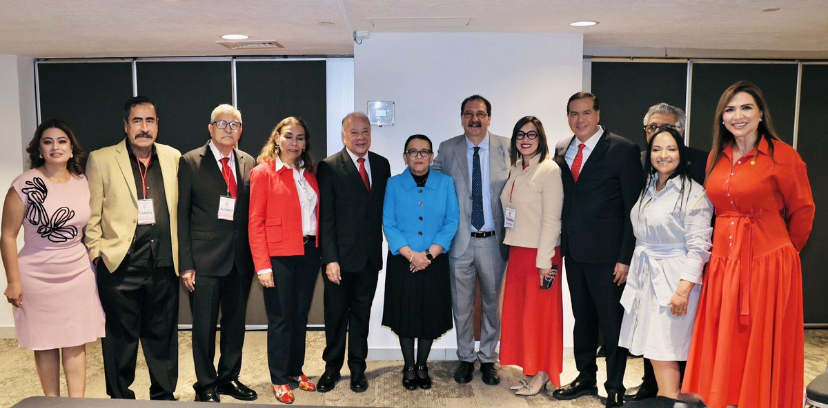 rosaicela_'s tweet photo. Muchas gracias a nuestro querido compañero @AlbertoAnayaGt, por la invitación a la 5a plenaria del @PtSenado y @DiputadosPTmx. Reconocemos la valiosa labor legislativa del grupo parlamentario. Y, de frente al nuevo periodo de sesiones, llamamos a fortalecer nuestra alianza para defender y profundizar la transformación que hemos logrado juntos, en beneficio del pueblo de #México. 🇲🇽 @Claudiashein @ReginaldoSF_PT #FranciscoAmadeo