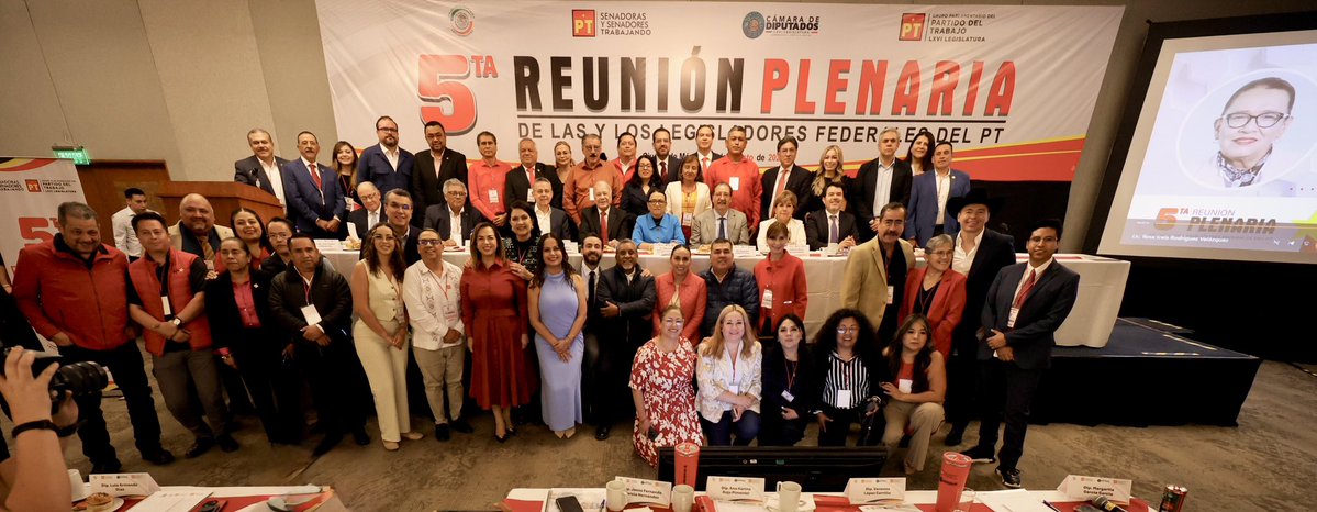 rosaicela_'s tweet photo. Muchas gracias a nuestro querido compañero @AlbertoAnayaGt, por la invitación a la 5a plenaria del @PtSenado y @DiputadosPTmx. Reconocemos la valiosa labor legislativa del grupo parlamentario. Y, de frente al nuevo periodo de sesiones, llamamos a fortalecer nuestra alianza para defender y profundizar la transformación que hemos logrado juntos, en beneficio del pueblo de #México. 🇲🇽 @Claudiashein @ReginaldoSF_PT #FranciscoAmadeo
