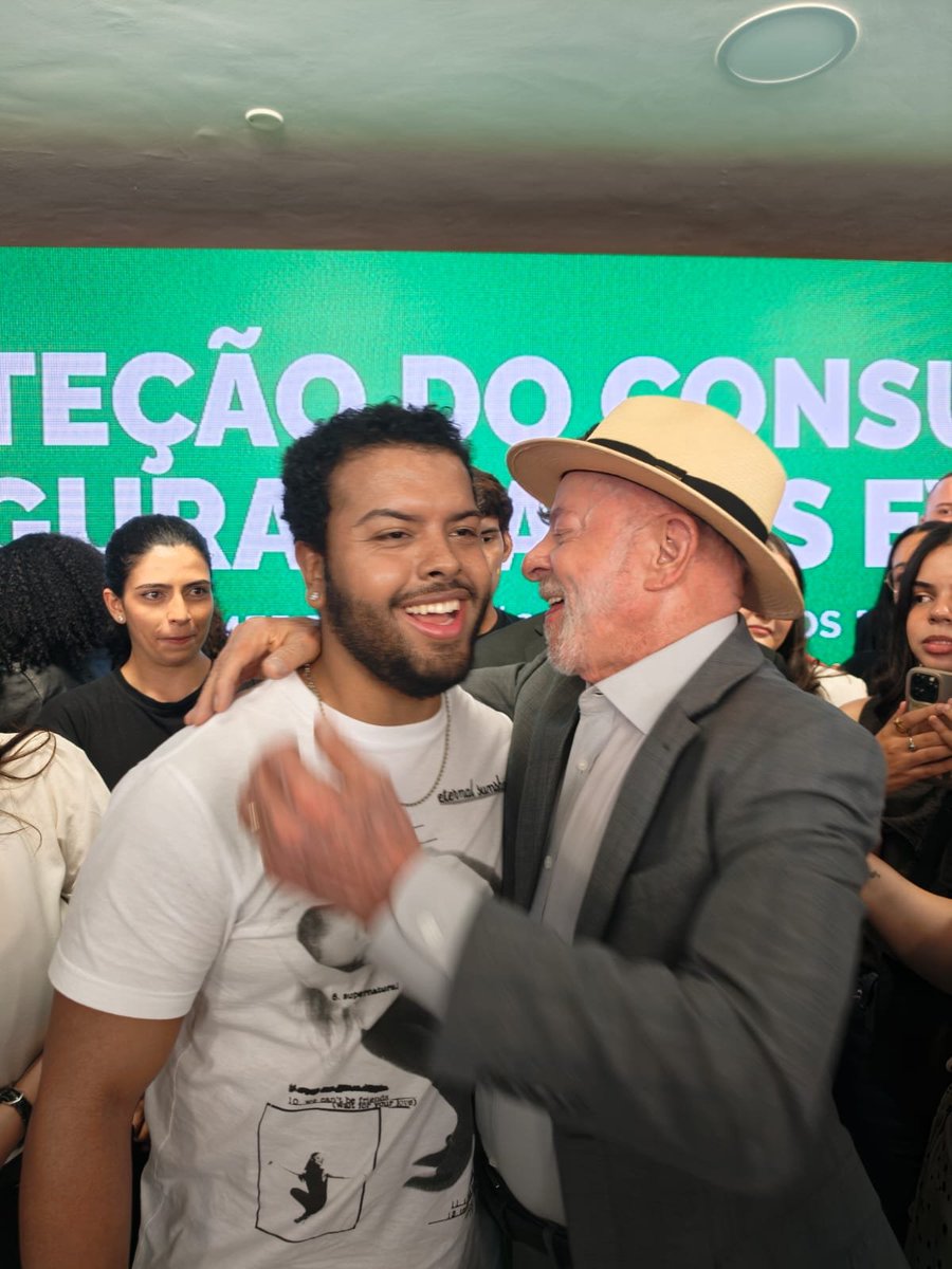 arianagrandebr's tweet photo. SIMPLESMENTE AGBR COM O PRESIDENTE LUIZ INÁCIO LULA DA SILVA. ⭐️ https://t.co/729TFxskZ2