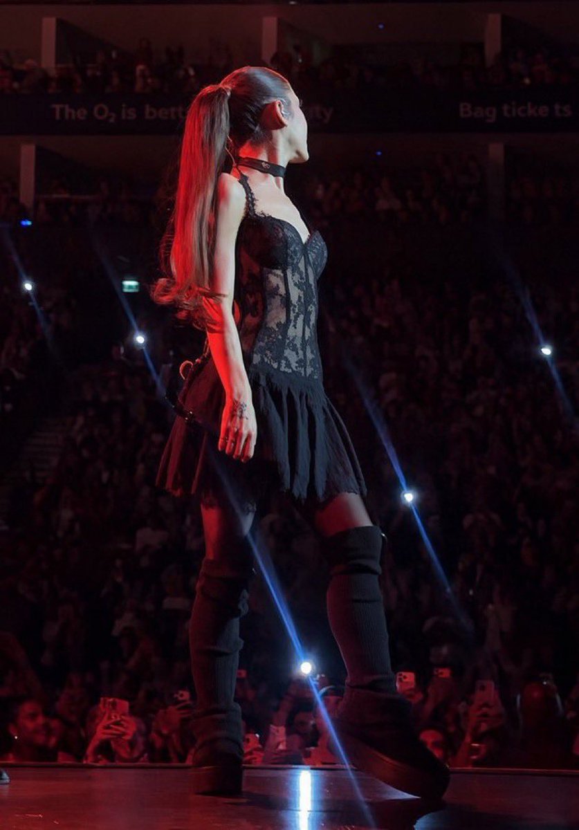 basic_hollywood's tweet photo. #ArianaGrande revealed a foot injury for her last 2 shows of the #EternalSunshineTour in London. 

She improvised with “cozy footwear — recovering from a deep cut.” https://t.co/tZ5EXbgSMF
