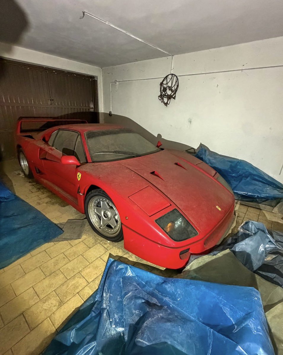 CarSighting's tweet photo. Lewis Hamilton’s Barn-Find Ferrari F40 https://t.co/xcMEXsO4K9