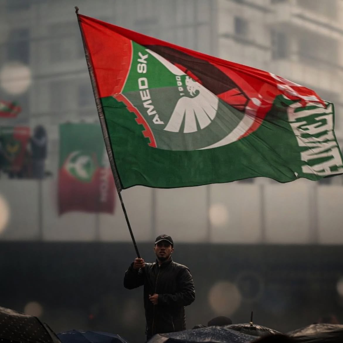 AmedLeSur's tweet photo. Arap sermayesi için şerefinizi araplara  peşkeş çekseniz de, Amed’in surlarını asla aşamayacaksınız!

Bijî Amedspor, Bijî Kurdistan https://t.co/MjxOT9iItO