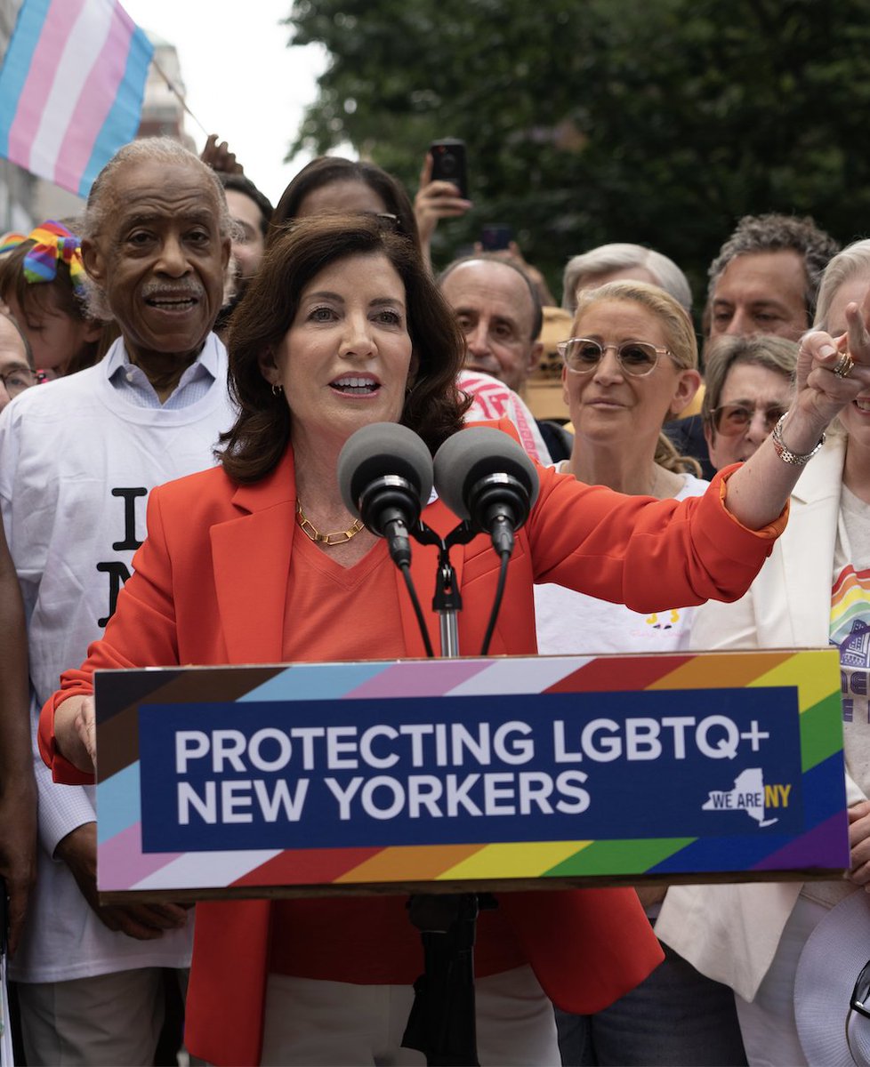NotKennyRogers's tweet photo. Just so we're all clear...the Kathy Hochul on the left wants to throw the Kathy Hochul on the right off a building: https://t.co/F6uKP1bmjE