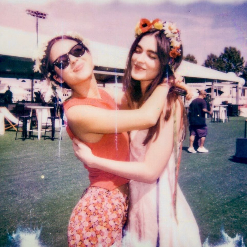 chenslivia's tweet photo. the daisiest duo https://t.co/Ki7wMDtxv8