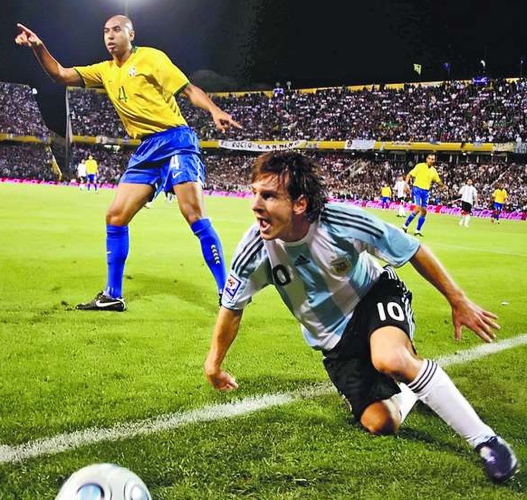 Gozzossj's tweet photo. Leo Messi se retira de la Selección Argentina habiendo jugado un solo partido en su ciudad natal Rosario, obvio en el único estadio mundialista de la ciudad. 
El Gigante de Arroyito. Gracias Capitán. https://t.co/v7pBYhp2kl