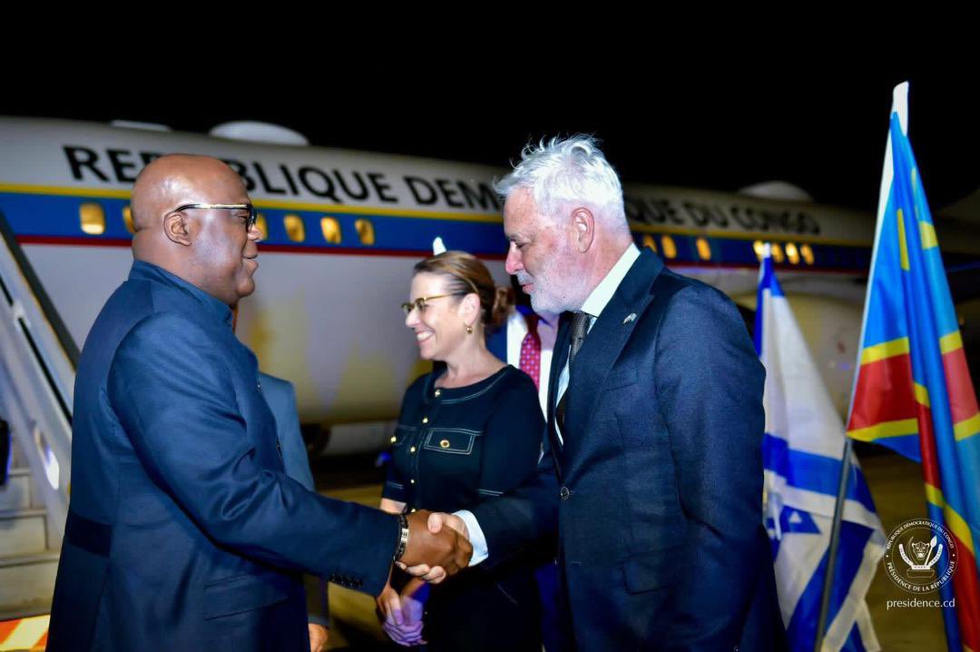 lagrandekrys's tweet photo. À l’invitation de son homologue Isaac Herzog, le Président Félix-Antoine Tshisekedi Tshilombo est arrivé ce lundi 31 août en Israël pour une visite de travail .

Au cours de cette visite, le Chef de l’État s’entretiendra à Jérusalem avec le Président Isaac Herzog et le Premier ministre Benjamin Netanyahou.

Les discussions porteront sur la sécurité, la défense, l’agriculture, les infrastructures, l’énergie et les hautes technologies — des secteurs clés pour le développement et la souveraineté de la RDC.

Ce second déplacement officiel du Chef de l’État, qui fait suite à sa visite de 2021, s’inscrit dans la continuité du renforcement des relations bilatérales entre Kinshasa et Tel-Aviv. Cette dynamique diplomatique a été fortement intensifiée par la venue en RDC du Président Isaac Herzog, le 11 novembre 2025.