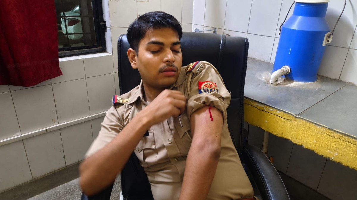 FalkumarPanwar1's tweet photo. बुढ़ाना पुलिस ने 48 घंटे में करोड़ों की चोरी का किया खुलासा,बदमाशों को चखाया पीतल

फेरी की आड़ में करते थे रेकी,बंद मकान दिखते ही बना लेते थे निशाना,
मुठभेड़ में दो सगे भाई गिरफ्तार।

●पहले ही दिन पुलिस के हाथ लगे थे अहम ��ुराग। 
●पूरी रिकवरी तक बदमाशों की गतिविधियों पर रखी पैनी नजर-डेढ़ दर्जन से अधिक मुकदमे दर्ज।

बुढ़ाना। रिटायर्ड दरोगा के घर हुई करोड़ों रुपये की चोरी ने पुलिस महकमे में हलचल मचा दी थी। बड़ी चोरी को पुलिस ने चुनौती के रूप में लिया और महज 48 घंटे में बदमाशों तक पहुंचकर वारदात का खुलासा कर दिया। सोमवार देर रात मंदवाड़ा मार्ग पर पुलिस और बदमाशों के बीच मुठभेड़ हो गई। बदमाशों ने पुलिस टीम पर फायरिंग की, जिसके जवाब में पुलिस की गोली से एक बदमाश घायल हो गया। मुठभेड़ में दरोगा सूर्य प्रताप भी गोली लगने से घायल हुए हैं। पुलिस ने मौके से चोरी के आरोपी दो सगे भाइयों शहजाद पुत्र रईस और शाहनवाज पुत्र रईस को गिरफ्तार कर लिय���। पुलिस ने दोनों के कब्जे से चोरी का शत-प्रतिशत माल बरामद करने का दावा किया है।

पहले दिन ही मिल गया था सुराग

बुढ़ाना नई तहसील के पीछे रिटायर्ड दरोगा देशपाल के घर तीन दिन पहले चोरी हुई थी। चोर घर से करोड़ों रुपये कीमत का सामान समेटकर फरार हो गए थे। घटना की गंभीरता को देखते हुए थाना पुलिस और एसओजी ने जांच शुरू की। पुलिस ने घटनास्थल से मिले सुरागों के साथ आसपास के क्षेत्र में बदमाशों की गतिविध���यों को खंगाला। पुलिस के अनुसार, पहले ही दिन आरोपियों के संबंध में महत्वपूर्ण सुराग मिल गए थे। इसके ��ाद पुलिस टीम उनकी लगातार निगरानी कर रही थी और पूरी बरामदगी होने तक कार्रवाई को गोपनीय रखा गया।

फेरी की आड़ में करते थे रेकी।

पुलिस की जांच में सामने आया कि आरोपी फेरी लगाने की आड़ में इलाके में घूमते थे। इसी दौरान वह मकानों और लोगों की गतिविधियों पर नजर रखते और चोरी के लिए उपयुक्त स्थान चिह्नित करते थे। मौका मिलते ही बड़ी चोरी को अंजाम देकर फरार हो जाते थे। पुलिस के मुताबिक, गिरफ्तार आरोपि���ों के खिलाफ डेढ़ दर्जन से अधिक मुकदमे दर्ज हैं।

घेराबंदी होते ही बदमाश बरसाने लगे गोलियां।

सोमवार देर रात पुलिस को मंदवाड़ा मार्ग पर बदमाशों की मौजूदगी की सूचना मिली। पुलिस टीम ने घेराबंदी की तो बदमाशों ने फायरिंग शुरू कर दी। पुलिस ने आत्मरक्षा में जवाबी कार्रवाई की। गोली लगने से एक बदमाश घायल हो गया, जबकि मुठभेड़ के दौरान दरोगा सूर्य प्रताप भी घायल हुए। पुलिस ने दोनों भाइयों को दबोच ल��या।

शत-प्रतिशत बरामदगी से पुलिस के खिले चेहरे

पुलिस ने दावा किया कि आरोपियों के कब्जे से रिटायर्ड दरोगा के घर से चोरी किया गया पूरा माल बरामद कर लिया गया है। करोड़ों की चोरी के मामले में शत-प्रतिशत बरामदगी पुलिस के लिए बड़ी उपलब्धि मानी जा रही है। कार्रवाई में थाना प्रभारी सुभाष अत्री, एसओजी ��ीम, कस्बा इंचार्ज ललित कसाना समेत पुलिस टीम शामिल रही। सीओ बुढ़ाना और एसपी देहात अक्षय संजय महाड़िक ने मामले को चुनौती के रूप में लेते हुए टीम को आवश्यक दिशा-निर्देश दिए।

 48 घंटे में हिसाब बराबर

करोड़ों की चोरी कर बदमाशों ने पुलिस के सामने बड़ी चुनौती रखी थी। पुलिस ने भी पीछे हटने के बजाय सुरागों की कड़ियां जोड़ते हुए बदमाशों को घेरा और 48 घंटे में दोनों भाइयों को गिरफ्तार कर लिया। मुठभेड़ ���े बाद गिरफ्तारी और चोरी के माल की शत-प्रतिशत बरामदगी ने कार्रवाई को बड़ी सफलता में बदल दिया। @myogiadityanath
@myogioffice @dgpup @Uppolice @adgzonemeerut @digsaharanpur @muzafarnagarpol @DmMuzaffarnagar