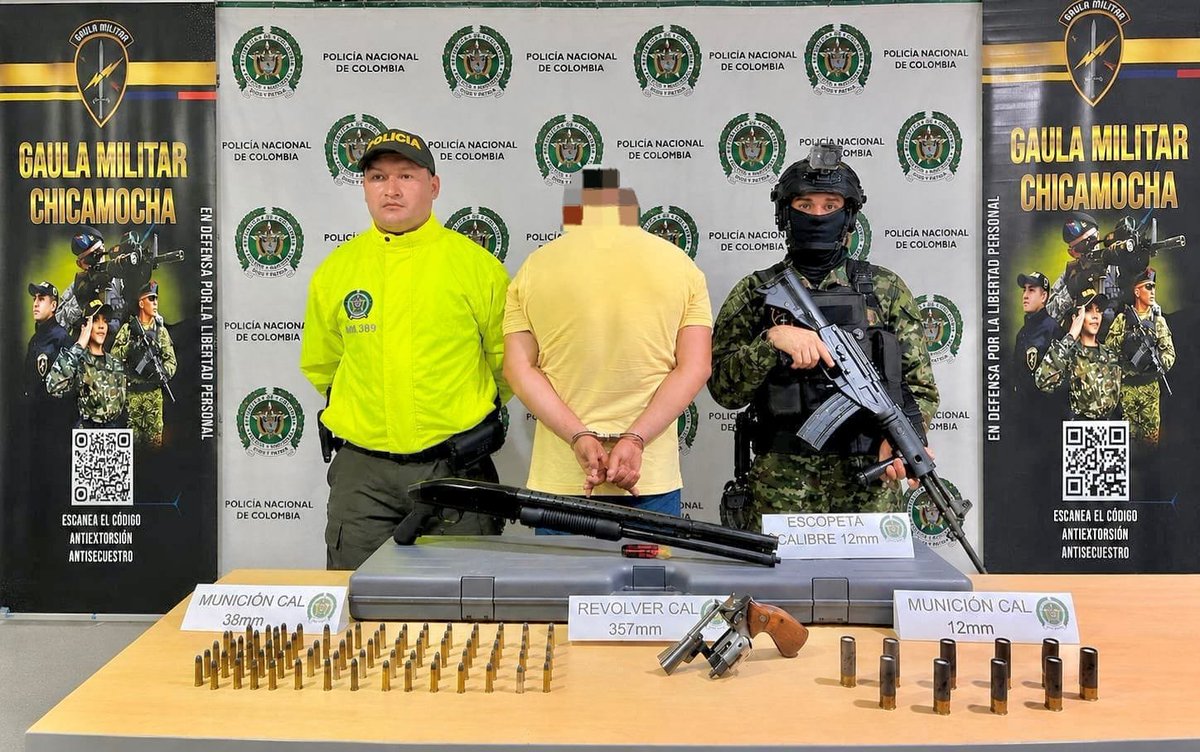 COL_EJERCITO's tweet photo. #EsNoticia | Capturado alias El Mundo, presunto integrante de las Autodefensas Conquistadoras de la Sierra Nevada y señalado como dinamizador de armas y municiones para esta estructura criminal, en Bucaramanga, #Santander.

Esta operación militar desarrollada por tropas de la #QuintaBrigada de @Ejercito_Div2, en  coordinación con la @PoliciaColombia, afecta las capacidades logísticas utilizadas para intimidar y constreñir a la población civil. 

#ContraLaAmenaza