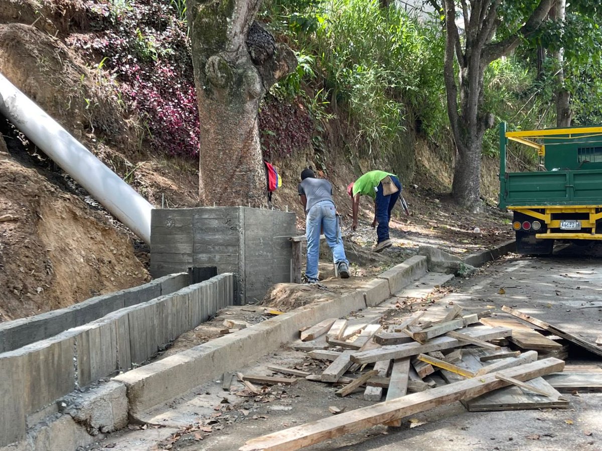 darwingonzalezp's tweet photo. Nuestra dirección de infraestructura y aguas continúan con las labores de destape de tranquilla, drenajes y la construcción de sistema de drenajes en: 

📍El Cafetal 
📍Alto Prado 
📍La Bonita 
📍El Peñón. https://t.co/hZWqAioaXB
