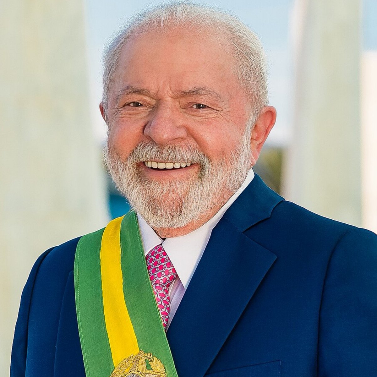 updatecultura's tweet photo. 🚨 VITÓRIA DOS FANDOMS! Lula assina decreto que OBRIGA grandes eventos no Brasil a oferecerem água potável gratuita.

Eventos com mais de MIL pessoas deverão permitir a entrada de garrafas pessoais e oferecer bebedouros ou recipientes com água GRATUITAMENTE. https://t.co/JajnCtSCLz