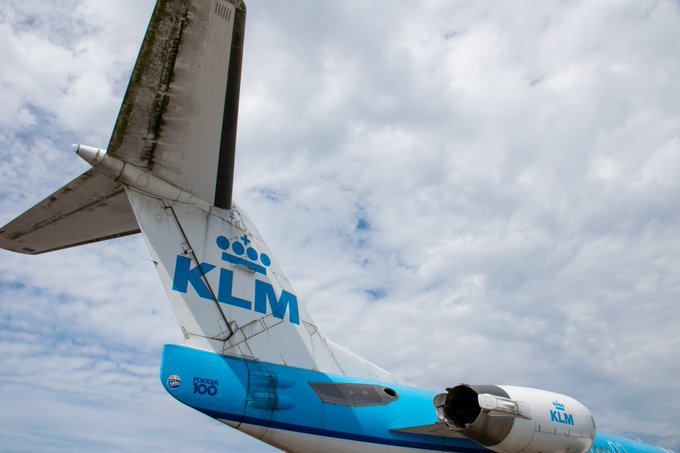 Sebastiaan_Dijk's tweet photo. Beste #KLM en/of #Schiphol, kunnen jullie die Fokker 100 op het platform niet een beetje schoon houden? Of haal hem anders weg. Dit staat toch niet? https://t.co/IOm38YBGmJ