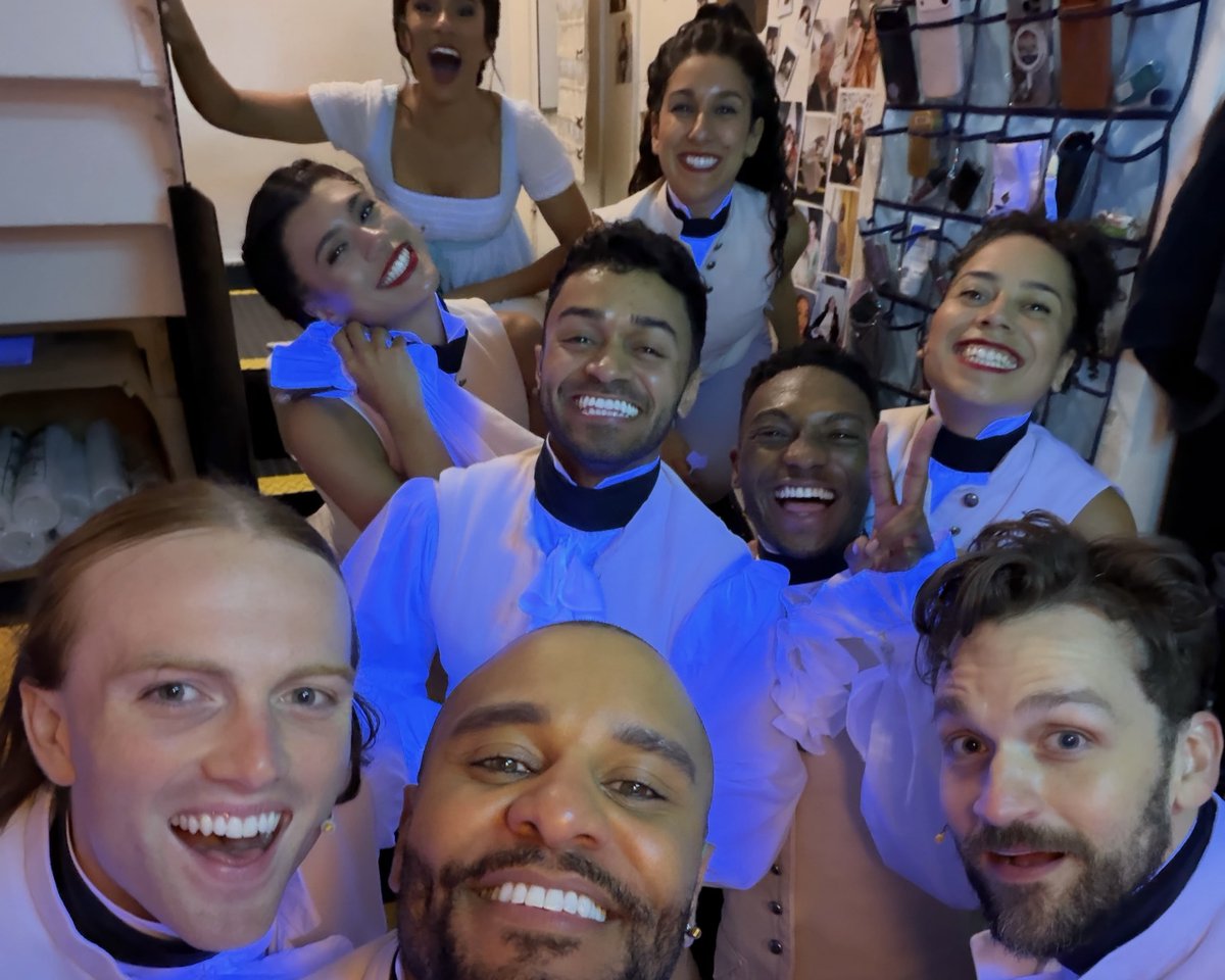 HamiltonMusical's tweet photo. Meanwhile in the room where it happens... https://t.co/FnwHos88Z7