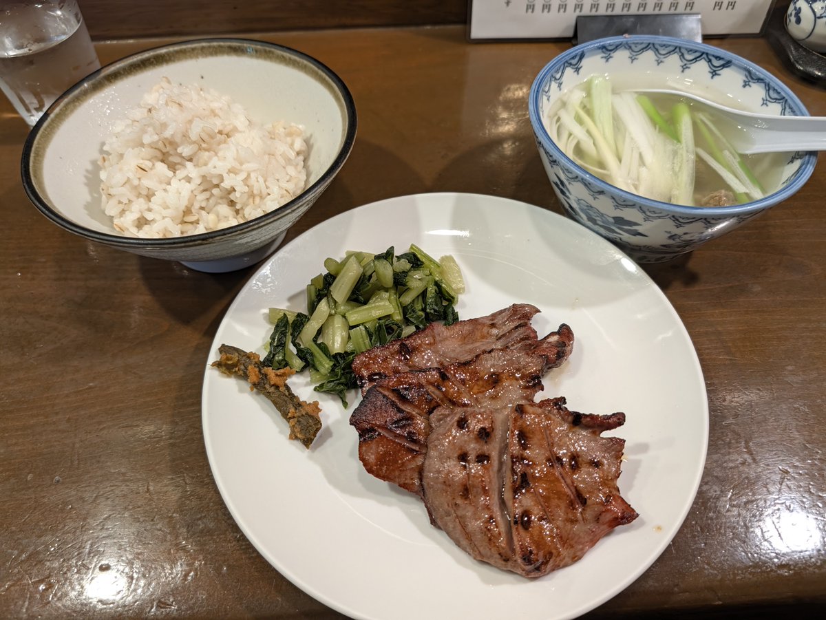 atusi722's tweet photo. #塩たんに飯テロリ
#牛たん
仙台一日目の昼食は、もちろん、牛たんっす。せっかくだから、牛たん焼き発祥のお店に行ったっす。
行列できるって聞いたのに、客が一人もいなかったので、お店を間違えたかな？って思ったら、食べ終わるころには、満席になってたっす。開店時間に入ったみたいっす。 https://t.co/XwvoWhpcvS