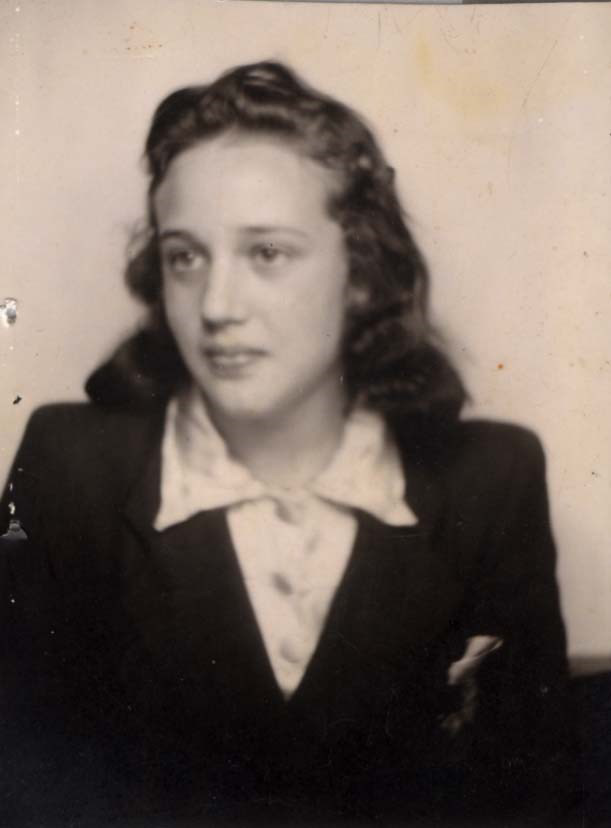 AuschwitzMuseum's tweet photo. 31 August 1928 | A French Jewish girl, Lea Burstein, was born in Paris.

She arrived at #Auschwitz on 10 October 1943 in a transport of 1,000 Jews deported from #Drancy. She did not survive. https://t.co/bFoD74dw7C