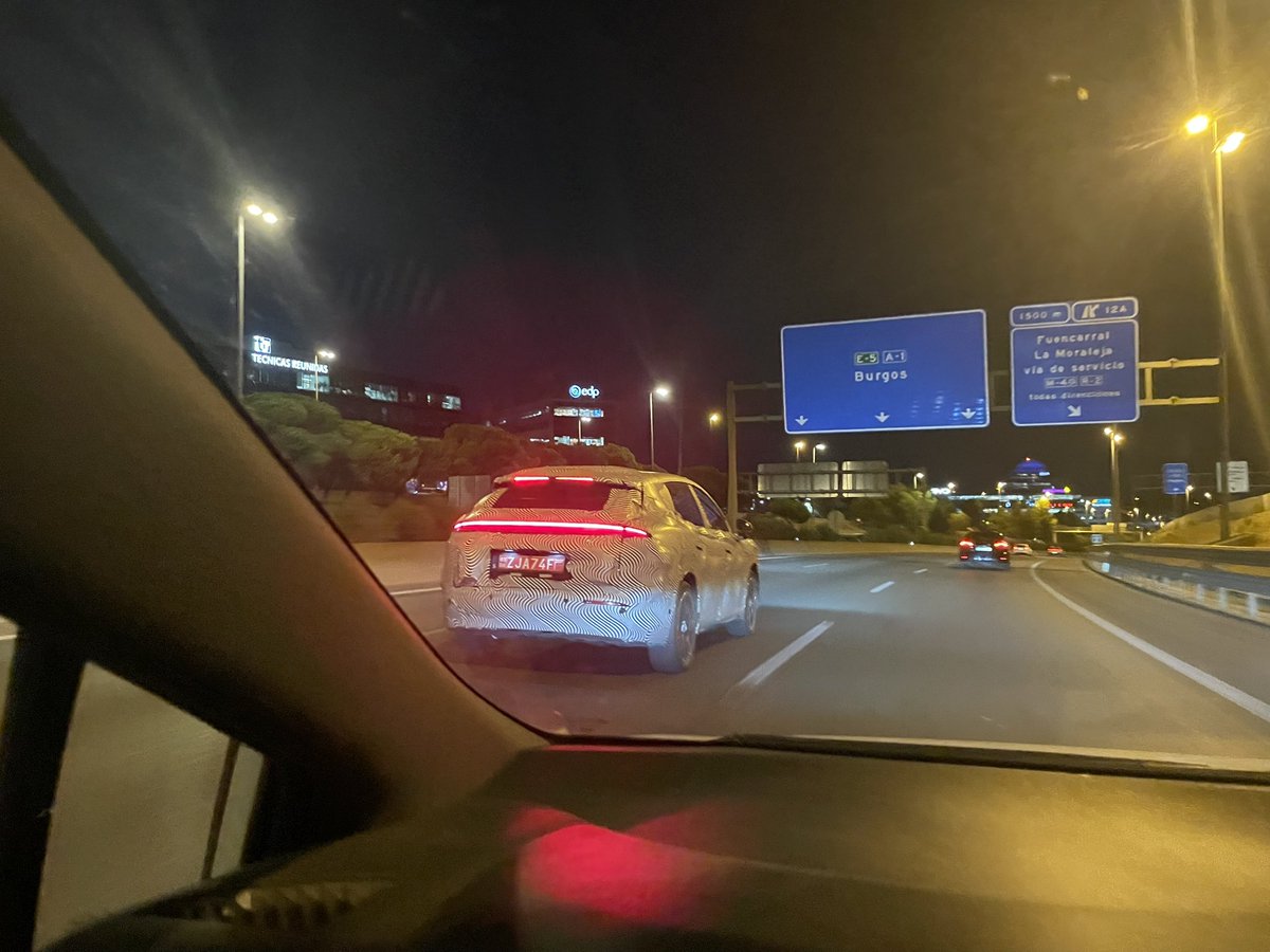 Alejandroperez's tweet photo. El Xpeng L05 de pruebas cazado en Madrid por @reisajg esta misma noche. En el directo he contacto que se trata del Xpeng L05 que veremos en unos meses: https://t.co/uefUb9Tsbd