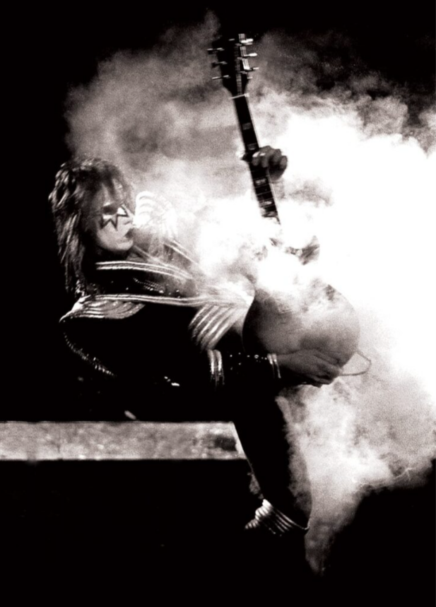 SusanMcEntyre1's tweet photo. Ace Frehley 💐- Kiss 💋1977 by Weiss. #glammetal #HeavyMetal #hardrock #shockrock https://t.co/dgBURxDvtx