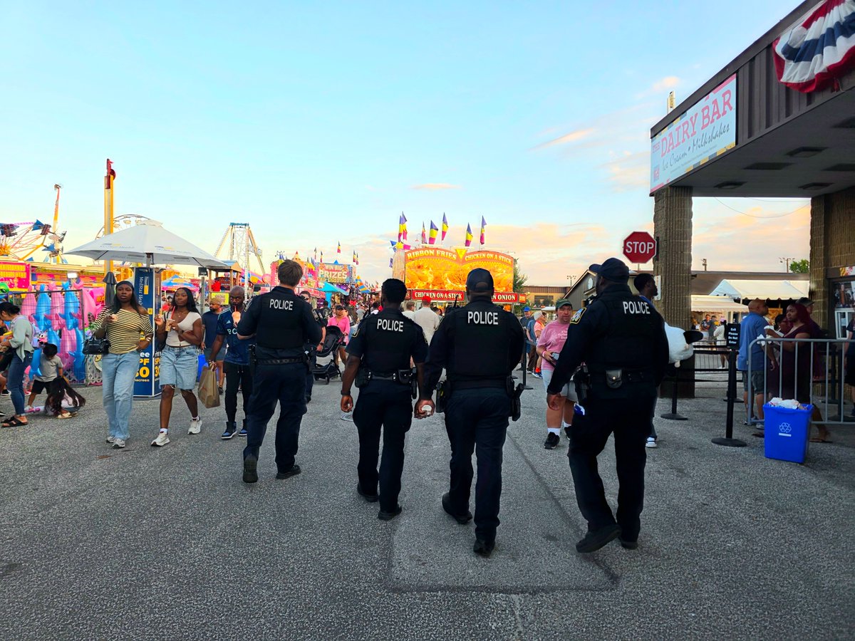BaltCoPolice's tweet photo. Thank you to everyone who joined us at the Maryland State Fair! 🎡
Our #BCoPD officers were on-site throughout the event keeping you safe and even taking a moment to enjoy the fairgrounds. https://t.co/3id1WUiP8N
