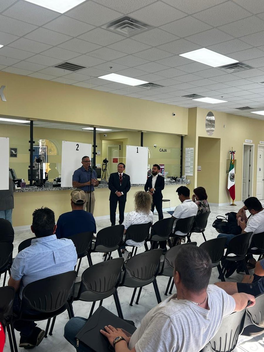 ConsulMexLir's tweet photo. ¡Inició la 18.ª Semana de Derechos Laborales en @ConsulMexLir ! 🇲🇽🇺🇸
​El Emb. Carlos I. Giralt Cabrales, Cónsul de México en Little Rock, inauguró la jornada junto a representantes de la WHD (@DOL_WHD), orientando a la comunidad sobre sus derechos en el trabajo. https://t.co/1VJcIESisv