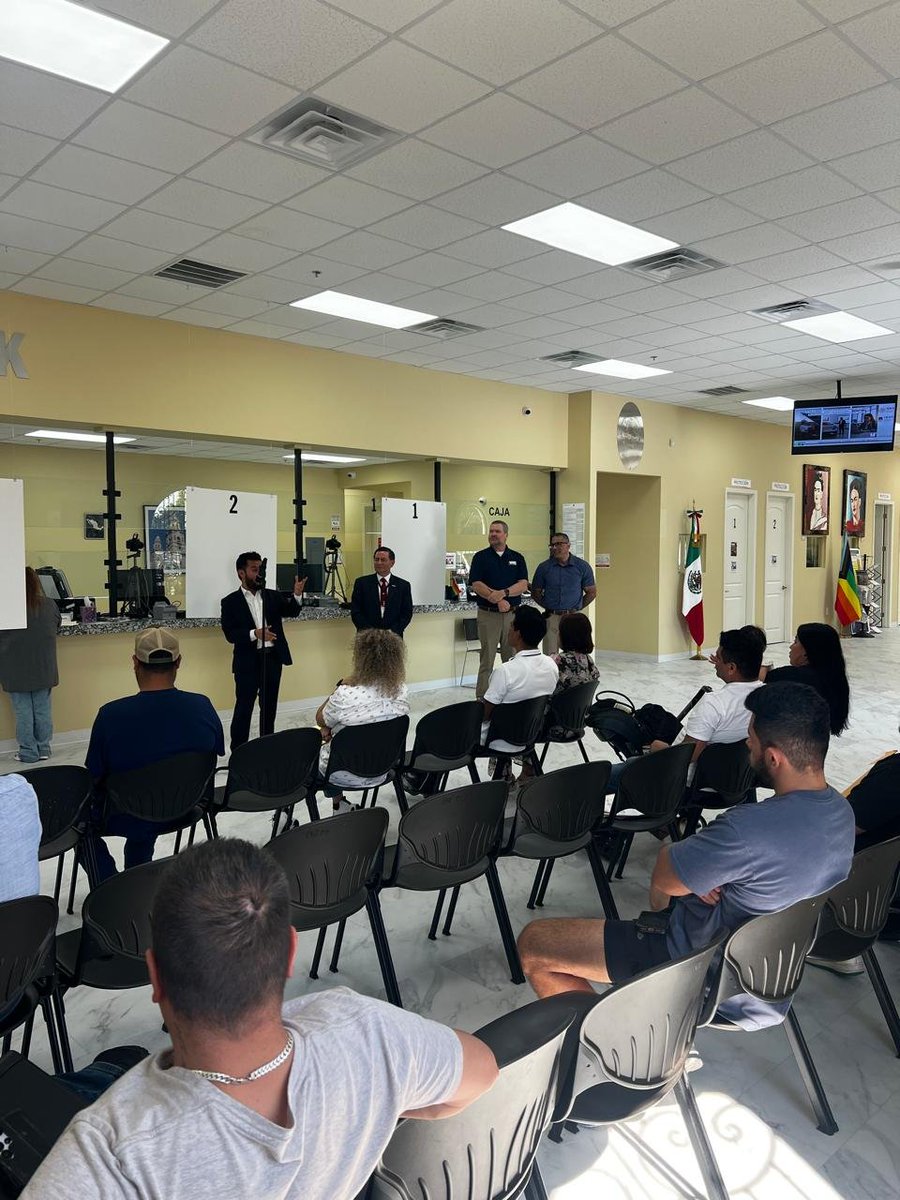 ConsulMexLir's tweet photo. ¡Inició la 18.ª Semana de Derechos Laborales en @ConsulMexLir ! 🇲🇽🇺🇸
​El Emb. Carlos I. Giralt Cabrales, Cónsul de México en Little Rock, inauguró la jornada junto a representantes de la WHD (@DOL_WHD), orientando a la comunidad sobre sus derechos en el trabajo. https://t.co/1VJcIESisv