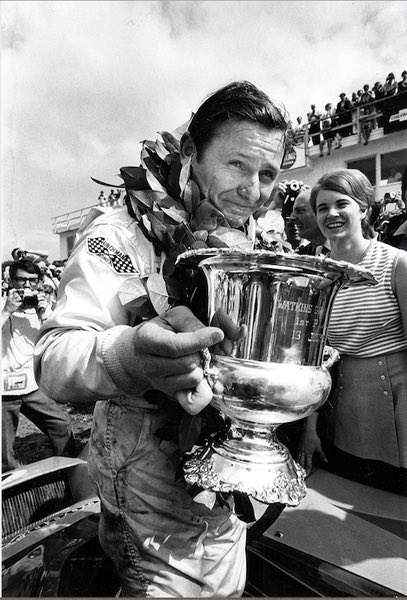 ATellodeMeneses's tweet photo. Ayer se conmemoraban 89 años del natalicio de Bruce McLaren. @PatricioOWard lo celebró por partida doble para el equipo. 🦆🇲🇽 https://t.co/mE1aoIRhMH
