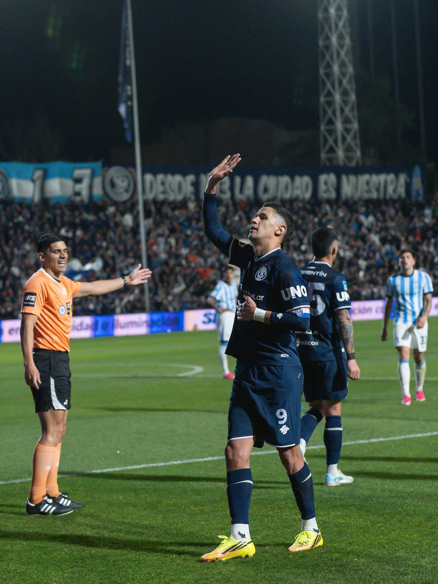 ParaguaCaudillo's tweet photo. Pedir disculpas después de errar tu primer penal, habla mucho de tu enorme compromiso con el club de no querer fallarnos nunca. Nuestra manera de agradecerte es ovacionar tu nombre después de cada gol. Porque lo tenés más que ganado.

CAUDILLO DEL PARQUE. https://t.co/J35Bni0OG6
