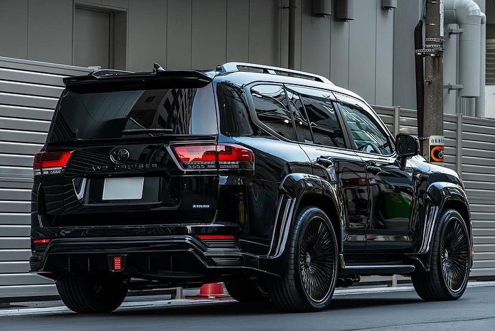 nocarcontext's tweet photo. Toyota LC300 Wald Black Bison 🖤🖤 https://t.co/WY2W5K3EKl