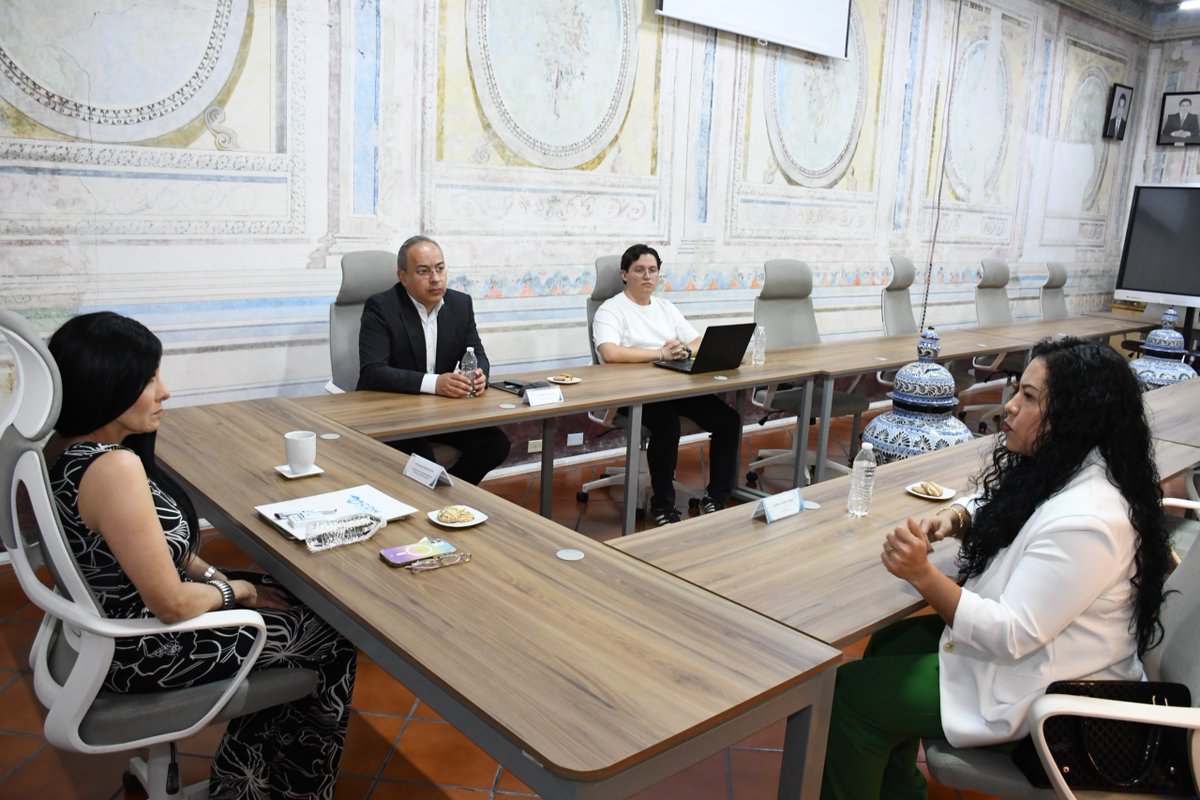 CDHPuebla's tweet photo. Alianzas, empatía y derechos 🤝

La presidenta de la #CDHPuebla, Isela Sánchez Soya, y el Primer Visitador, Luis Durán Cerón, mantuvieron una mesa de trabajo con Liliana Cosme Ojeda, representante del Colectivo Mujeres Apoyando una Segunda Oportunidad. 👥

El diálogo se centró en coordinar acciones conjuntas a favor de las personas privadas de su libertad que se encuentran en condiciones de alta vulnerabilidad dentro de los Centros Penitenciarios de la entidad. ✍🏼🗒️