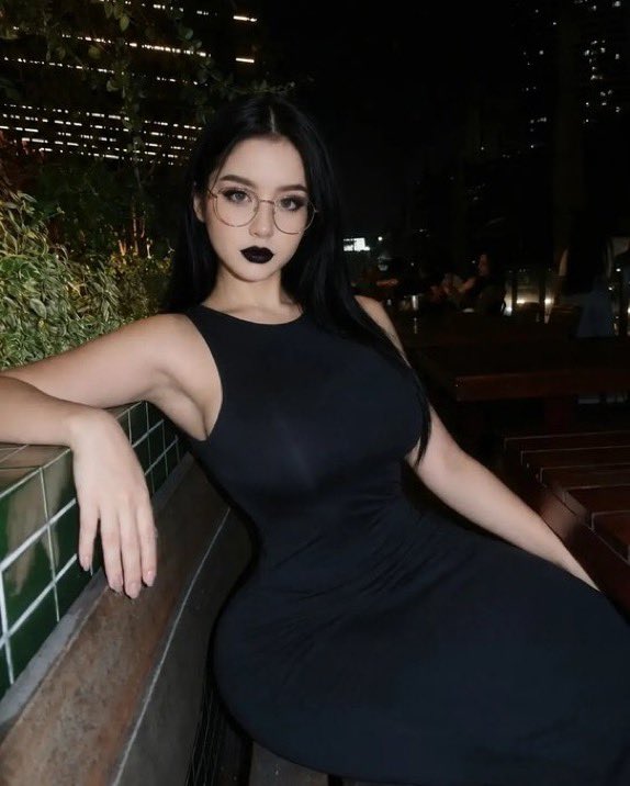 yourfavgothmum's tweet photo. Am I your type of woman?🖤 https://t.co/T0Plbu06dc