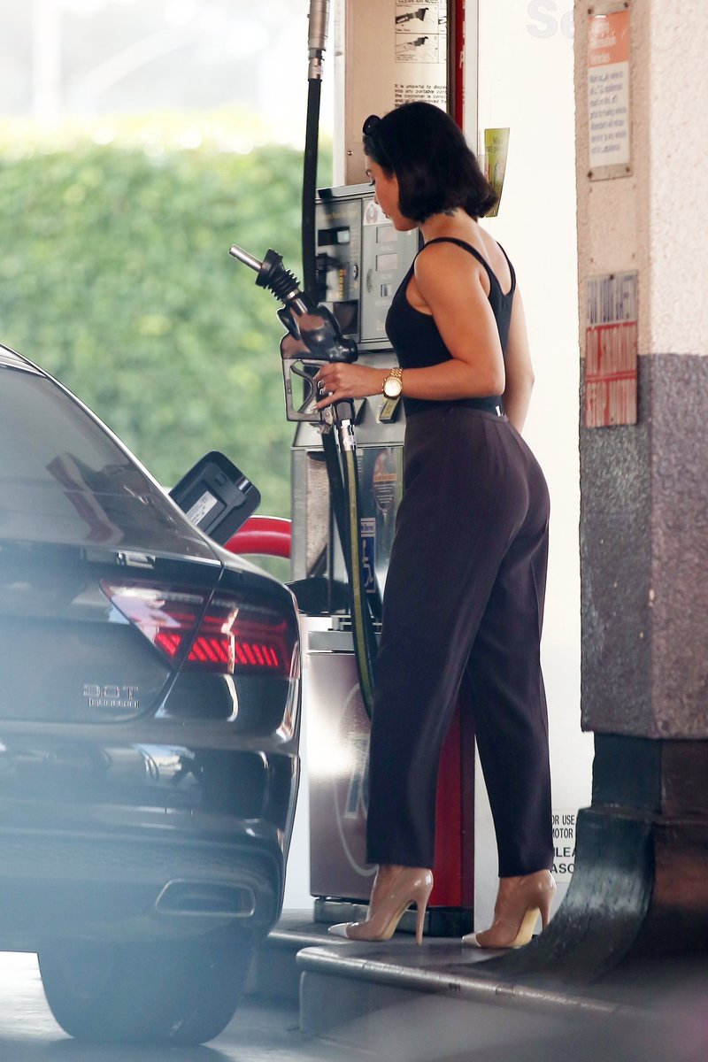 archivezanessa's tweet photo. August 31, 2017: Vanessa at a gas station in Studio City https://t.co/J9RzswNmYM