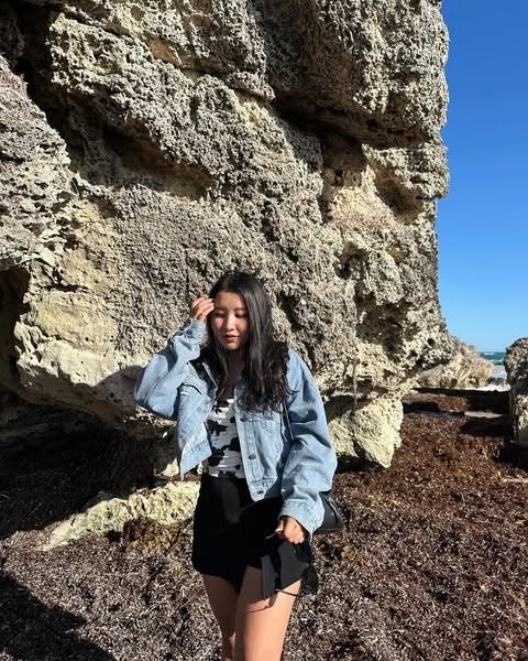 RosieWeightman's tweet photo. "ISome dude sold beach rocks as stress relievers and bought a house."N want stories on the level of:
Wo crypto, investing or real business shit.
hat is the most unhinged, fucking insane hustle you’ve ever seen that actually worked? https://t.co/ltSeIs5GNM